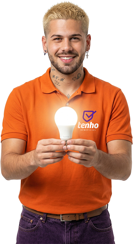 Embaixador da Tenho Benefícios segurando uma lâmpada acesa